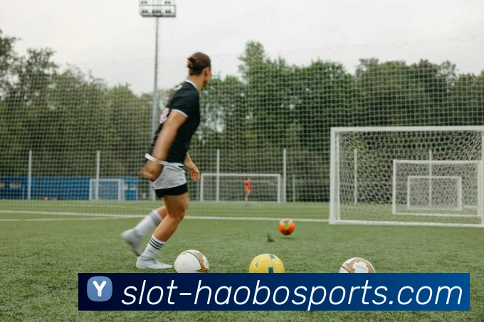 掌握足球过人技巧的全方位教学视频助你轻松突破防线提升球技